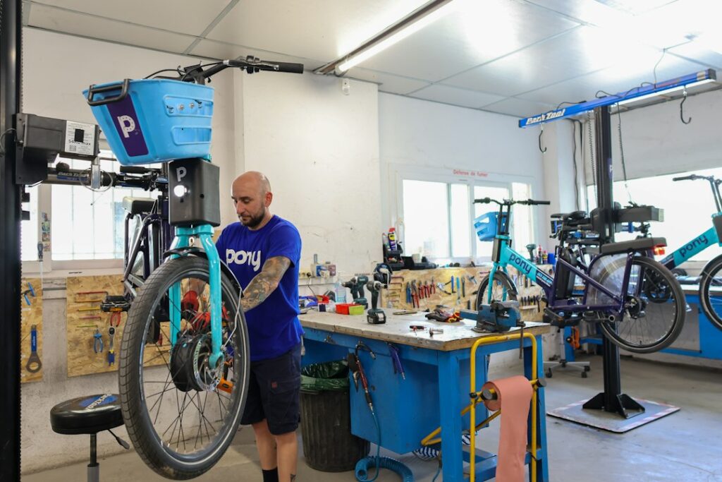 Monteur repareert een elektrische fiets in een werkplaats